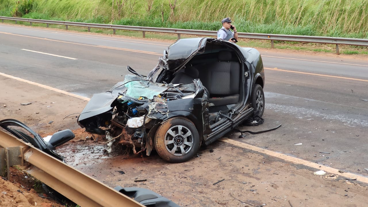 Foto 3 de 12 — ​Motorista fica gravemente ferido ao bater carro em caminhão de gado